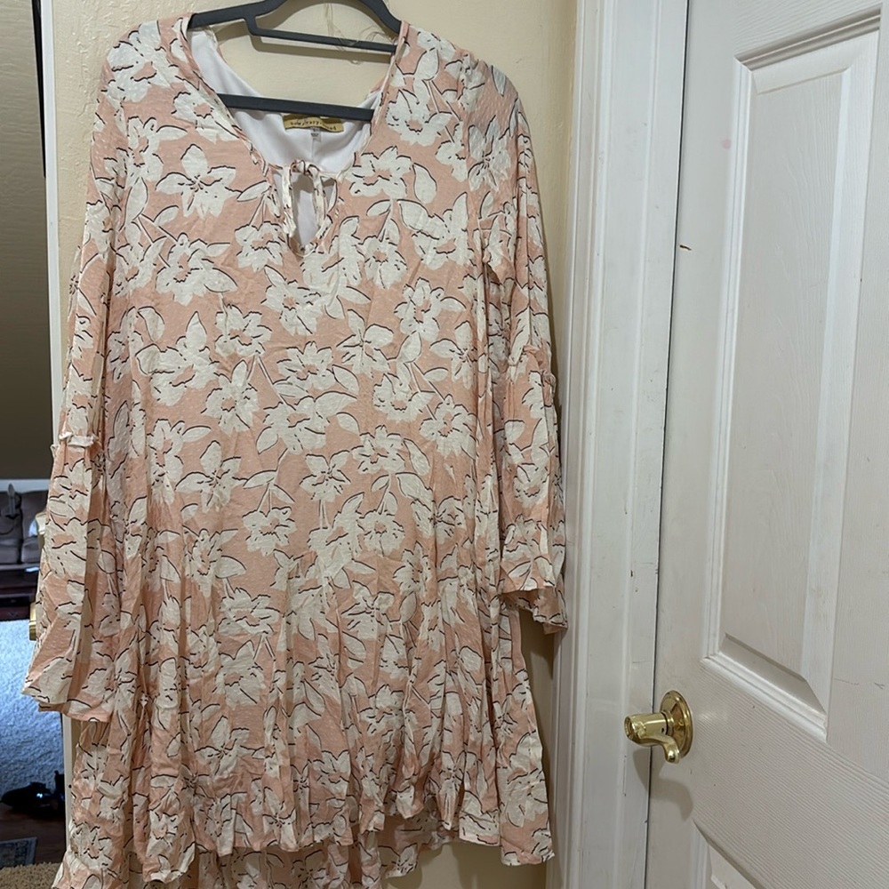 Light pink and white patterned dress, large never been worn. Mid/short length.
